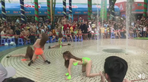 4-co-gai-mac-bikini-nhay-phan-cam-truoc-mat-tre-nho-trong-cong-vien-nuoc-dam-sen-6-6-2017-10-53-48-am-1496722319-width477height265
