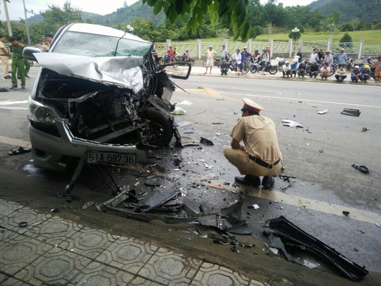 lam-dong-hai-o-to-doi-dau-kinh-hoang-hanh-khach-vang-ra-duong