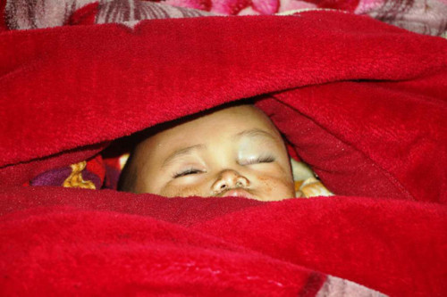 thuong-be-trai-bi-roi-cuong-nen-nha-1