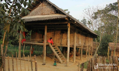 thuong-be-trai-bi-roi-cuong-nen-nha-2