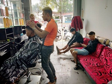 Nhiều salon tóc dù đã tuyển thêm thợ phụ vẫn không kịp làm cho khách hàng.