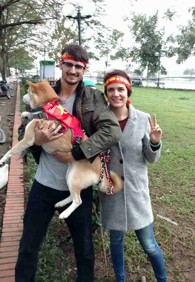 Cô gái người Mỹ tên Beth (bên phải) tuy mới đến Việt Nam nhưng đã xuống phố Hà Nội cổ vũ đội tuyển U23 hồi cuối tháng 1.2018