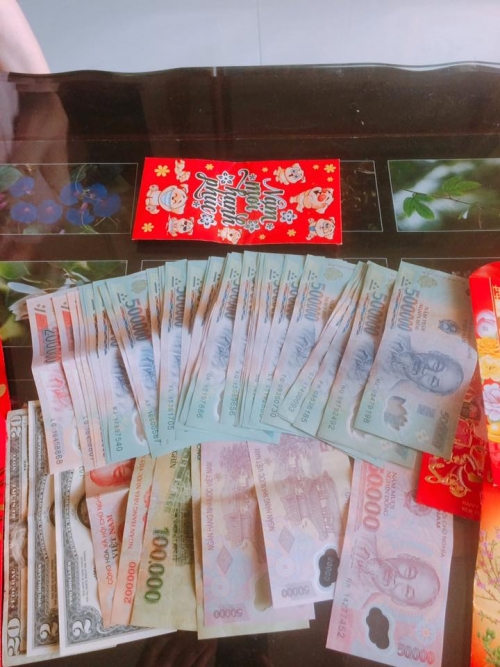 Anh chàng Việt Trần quả là có số hưởng khi mới ngày đầu xuân năm mới mà đã nhận được 20 triệu. Khi anh khoe số tiền này, rất nhiều cư dân mạng đã tỏ ra nghi ngờ và cho rằng anh đang “sống ảo”. Tuy nhiên, đáp lại những nghi hoặc của họ, Việt Trần khẳng định: “Mùng một Tết, chẳng ai lại đi nói láo để nhận về gạch đá cả. Chẳng cần ai tin, bản thân tôi biết tôi như thế nào”. Đây như lời khẳng định chắc nịch số tiền lì xì này của anh là thật.