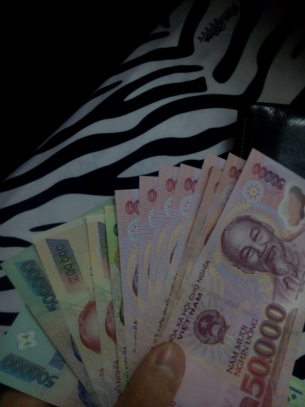 Bạn Vũ Nguyễn Anh Duy (17 tuổi) cũng khoe với mọi người số tiền 2.200.000 đồng mà cậu được người thân, họ hàng mừng tuổi.