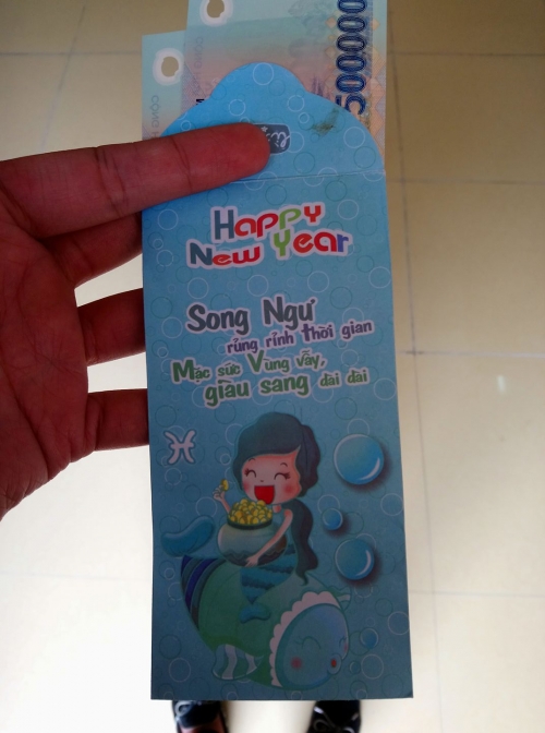 Thành viên Minh Virgo mặc dù không có nhiều tờ tiền với các mệnh giá khác nhau, nhưng hai tờ 500.000 đồng xanh xanh thế này thì cũng đủ vui cả năm rồi.