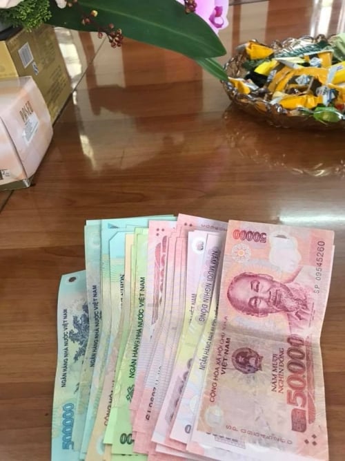 Đây là số tiền lì xì mà bạn Đức Tân nhận được. Chẳng biết cụ thể là bao nhiêu nhưng rõ ràng đây không phải là số tiền nhỏ.