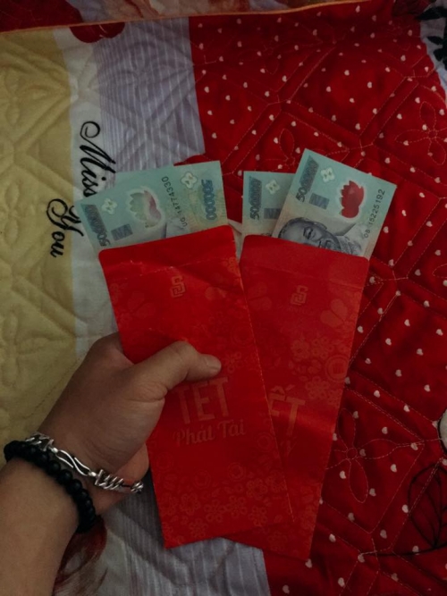 Khác với các bạn khác, Minh Vương lại là người mừng tuổi bố mẹ với những phong bao đỏ do chính cậu chuẩn bị. Cậu bạn chia sẻ: “Mình mới 22 tuổi nhưng tự lập từ năm 18 tuổi rồi. Giờ mỗi năm Tết đến mình lại mừng tuổi bố mẹ. Cũng từ năm mà mình kiếm ra tiền là mình không nhận tiền mừng tuổi nữa. Đây là 2 cái phong bao mình mừng tuổi bố mẹ trong dịp Tết này”.