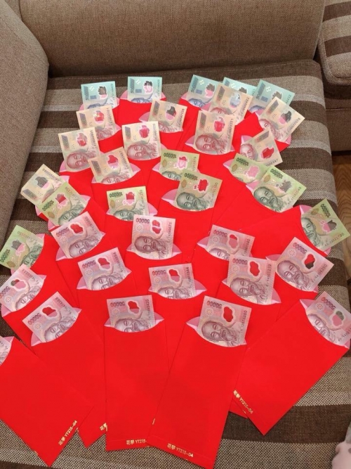Thành viên Nguyễn Duy Linh cũng hóm hỉnh khoe: “Nhà mình có luật ai mà lập Shbet111 slot, casino, thể thao, xổ số sẽ không được mừng tuổi và đây là buổi sáng của mình. Hehe”.