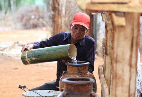 Men rượu cần là thứ không thể thiếu trong ngày lễ, tết của người Jrai. Ảnh: Trần Hiền