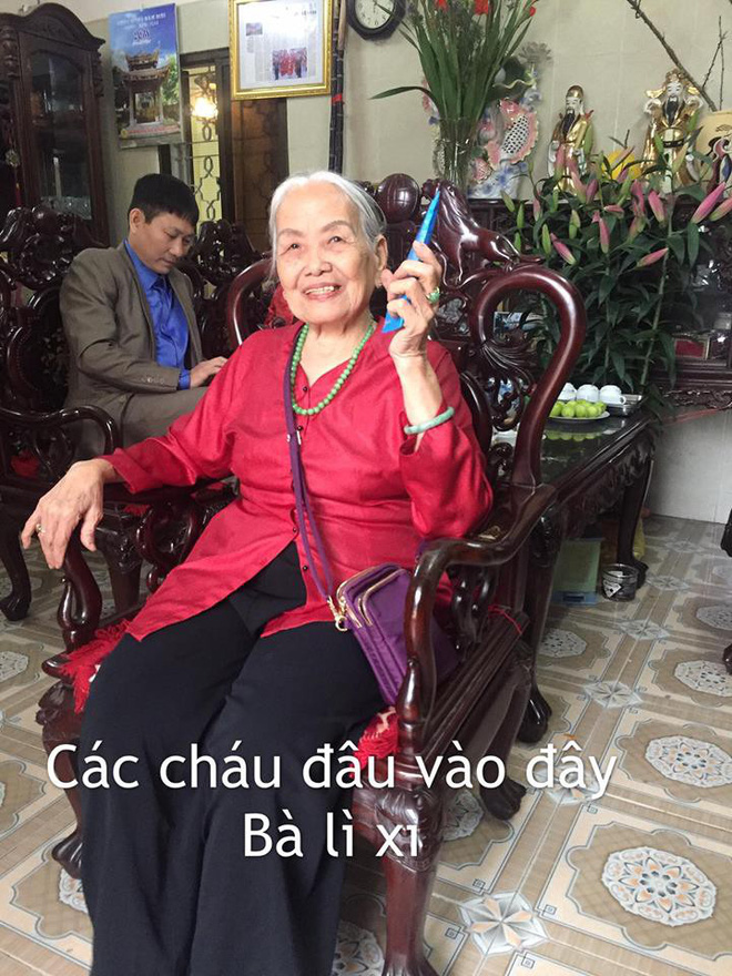 Đầu năm, bà mừng tuổi cho các cháu lấy lộc nào.