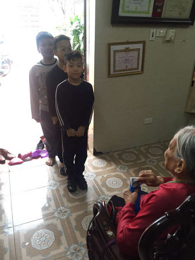 Các bé đã ngoan ngoãn xếp hàng nhận lì xì từ bà.