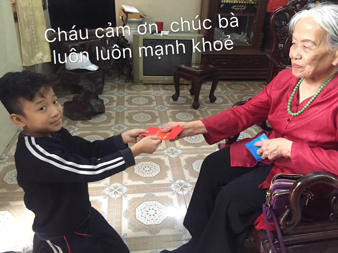 Bà lần lượt mừng tuổi cho các cậu cháu nhỏ.
