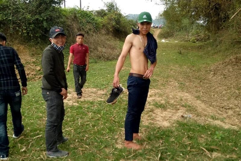 Những thanh niên dũng cảm bơi xuống sông cứu sống người đàn ông nhảy cầu.