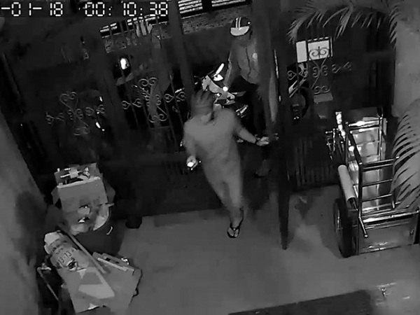 Tài xế lấy trộm của sếp gần 400 triệu đồng bị camera ghi hình.
