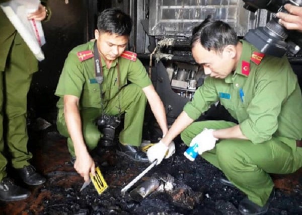Cơ quan điều tra khám nghiệm hiện trường vụ án. Ảnh: VietNamNet