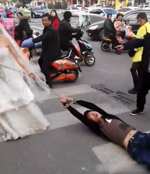 Chú rể bị cô dâu xích tay, kéo lê trên đường phố do không tới Quatrian shbet hiện đang mở.