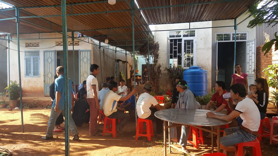 Gia đình lo hậu sự cho nạn nhân xấu số. 