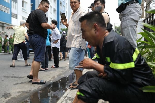 Anh lính ngồi một góc, lặng lẽ chịu đau một mình.
