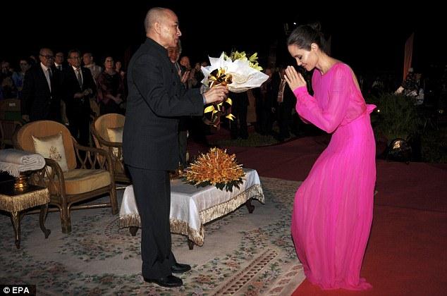 angelina-jolie-mac-vay-ho-lung-tran-day-hinh-xam-o-campuchia_phunutoday 1