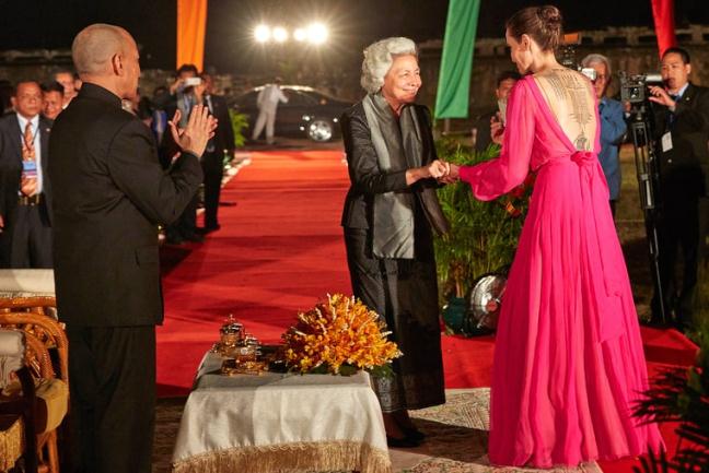 angelina-jolie-mac-vay-ho-lung-tran-day-hinh-xam-o-campuchia_phunutoday 3