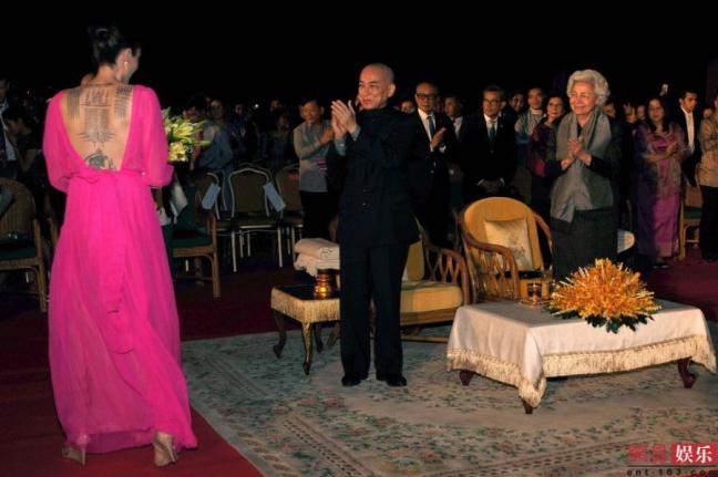angelina-jolie-mac-vay-ho-lung-tran-day-hinh-xam-o-campuchia_phunutoday 4