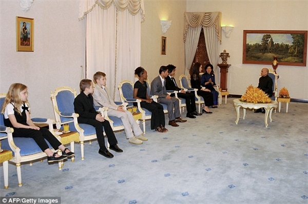 angelina-jolie-mac-vay-ho-lung-tran-day-hinh-xam-o-campuchia_phunutoday 5
