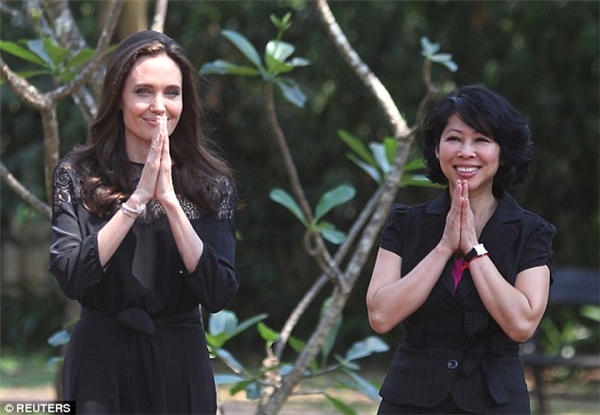 angelina-jolie-mac-vay-ho-lung-tran-day-hinh-xam-o-campuchia_phunutoday 6