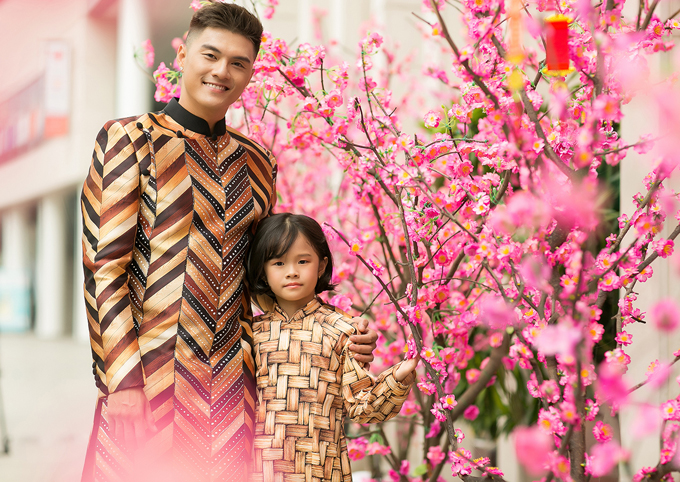 Lâm Vinh Hải cho biết chính bé Kỳ Kỳ đề xuất ý tưởng đi chơi xuân, chụp ảnh kỷ niệm Tết với bố. Cô bé tỏ ra tự tin, thoải mái trước ống kính.