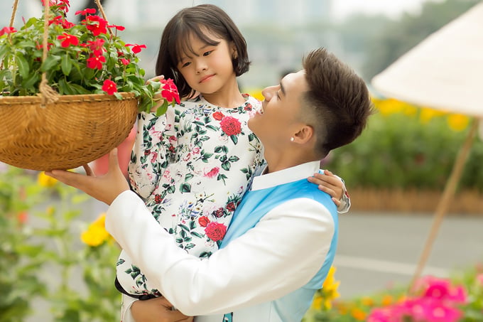 Được biết, sau ồn ào tình cảm giữa Lý Phương Châu và Lâm Vinh Hải, bé Kỳ Kỳ sống với mẹ và bà ngoại.