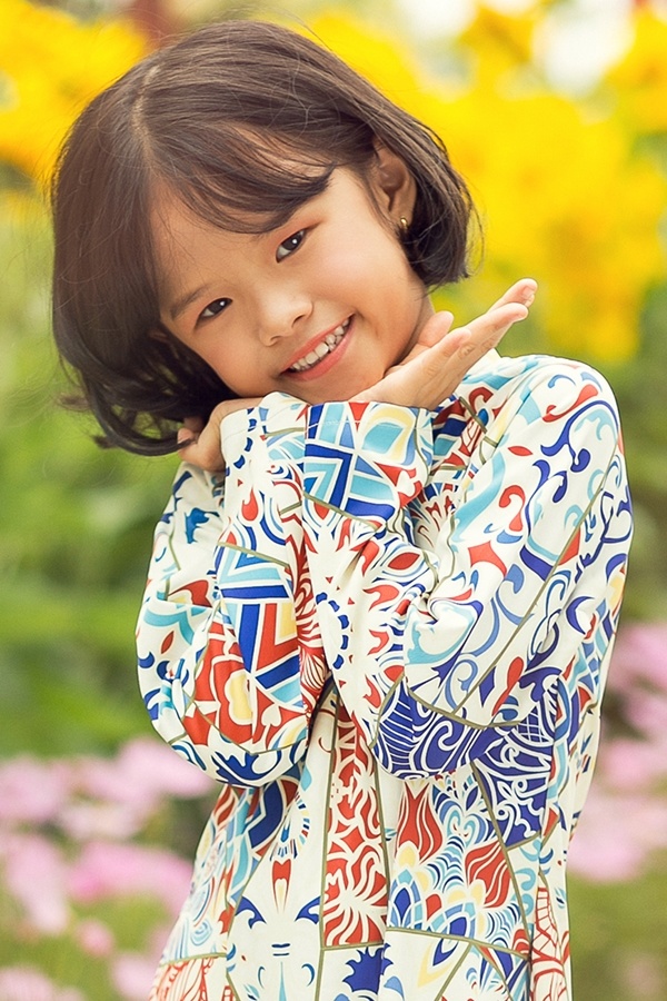 Mới đây, Lâm Vĩnh Hải vừa tung bộ ảnh diện áo dài ton -sur -ton cùng con gái đi du xuân.