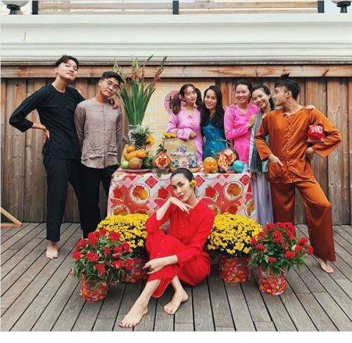 'Ngọc nữ màn ảnh Việt' bị nghi mang thai lần ba khi liên tục diện đồ rộng và giấu đi vòng hai của mình.