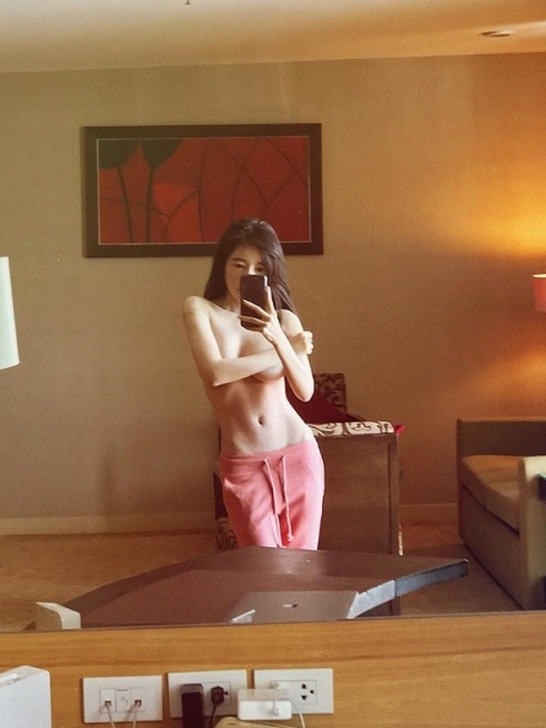 Bà mẹ hai con Elly Trần cũng vừa khiến mọi người ngẹt thở khi xuất hiện trong tấm ảnh bán nude khoe vòng một đầy đặn.