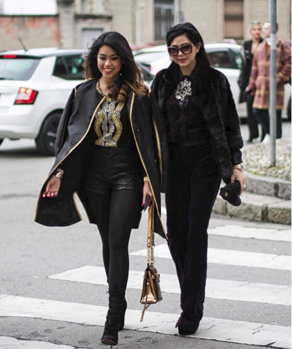 Trong show diễn của Roberto Cavalli, Thảo Tiên và mẹ chọn tone đen tạo cảm giác trẻ trung, sang trọng của một Shbet111 slot, casino, thể thao, xổ số danh giá.