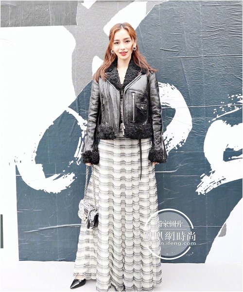 Mới đây, xuất hiện tại show Dior tại Tuần lễ thời trang Paris, Angela Baby khiến nhiều người không khỏi bất ngờ về nhan sắc của mình.
