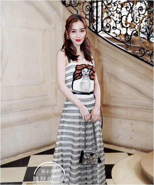 Khi bỏ chiếc áo khoác ngoài, Angela Baby đã lấy lại được phong độ của mình.