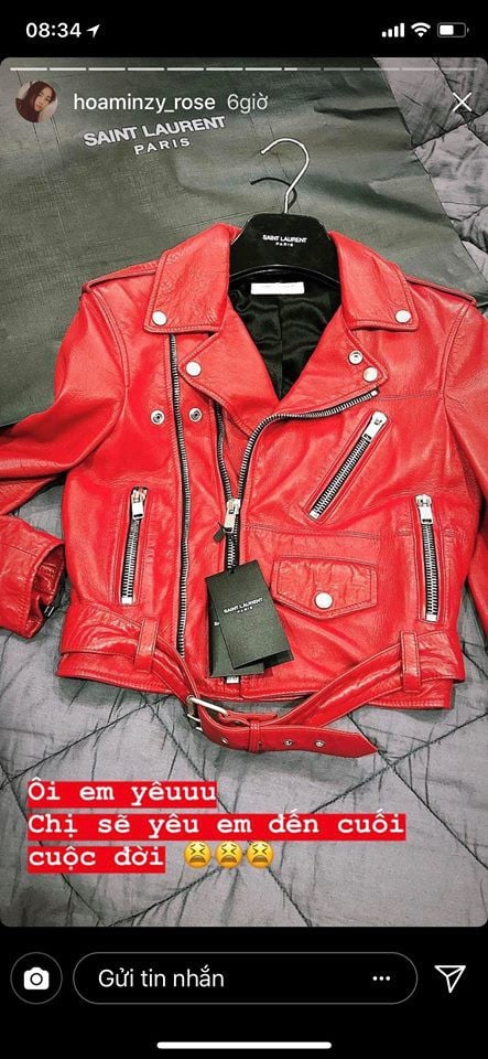 Trong khi đó chiếc áo da của nhà mốt Saint Laurent được bán với giá 120 triệu động cũng được Hòa Minzy dinh về tủ đồ của mình.