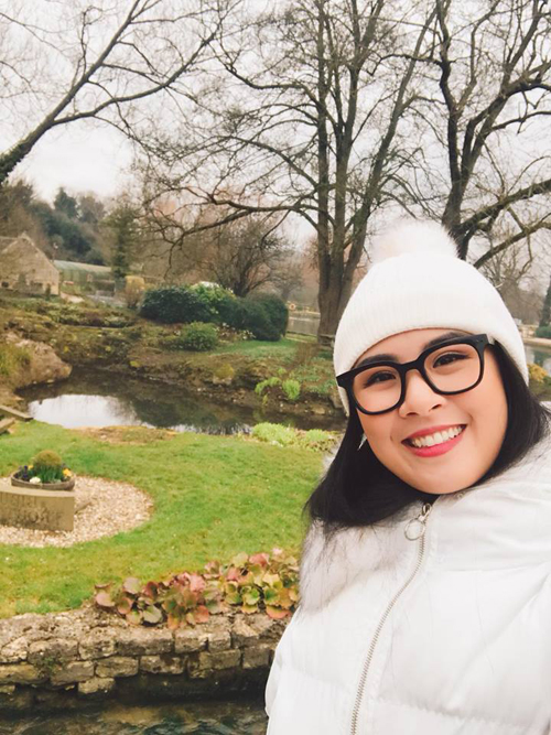 Ngọc Hân diện style ấm áp mùa đông, đeo balo đi thăm đại học Cambridge để có cảm giác như được quay lại thời Mừng SHBET phiên bản mới 2025 sôi nổi.