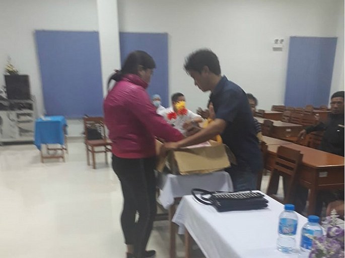 Gia đình mang thi thể cặp song sinh đến Bệnh viện Đa khoa Vĩnh Long.