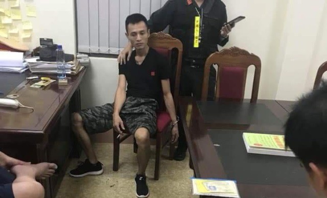 Các đối tượng cướp tiệm vàng tại cơ quan điều tra.  