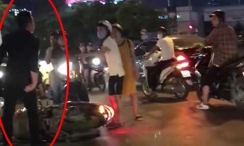 Cảnh thanh niên áo đen hùng hổ lao vào hành hung người thân và bà bầu.  
