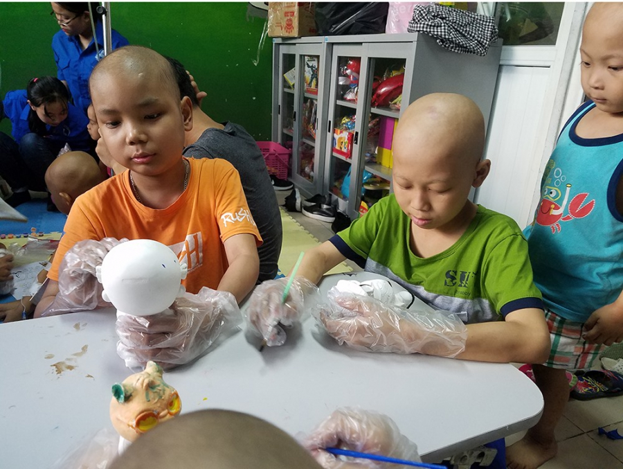Những đứa trẻ cùng ước mong sau này có thể trở thành những họa sĩ tài ba.