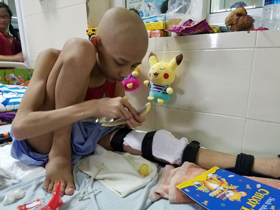  Dù chân đau nhưng Tiến vẫn muốn được đi chơi Trung thu với các bạn của mình.  