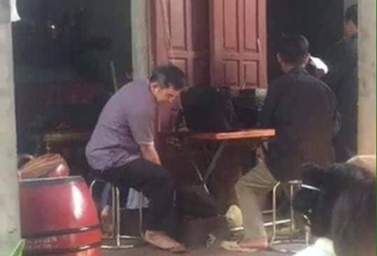 Người nhà tổ chức tang lễ cho nạn nhân.  