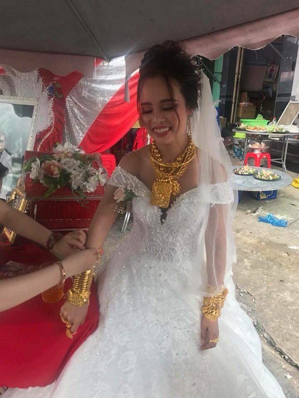 Mọi người chỉ chú ý đến số vàng cô dâu đang đeo trên người thay vì nhan sắc.  