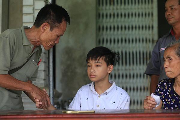 Ông Hiệp “khùng” chủ xóm trọ bị cháy lên thăm hỏi, động viên Shbet111 slot, casino, thể thao, xổ số.    