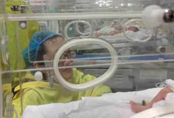 Bé Trần Gấu chỉ mới gặp mẹ duy nhất một lần lúc 11 ngày tuổi.    