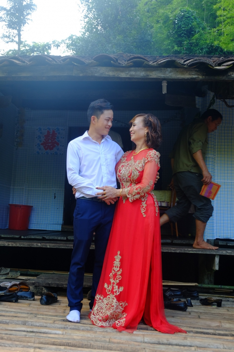 Cô dâu Thu Sao hạnh phúc bên chồng trẻ.  