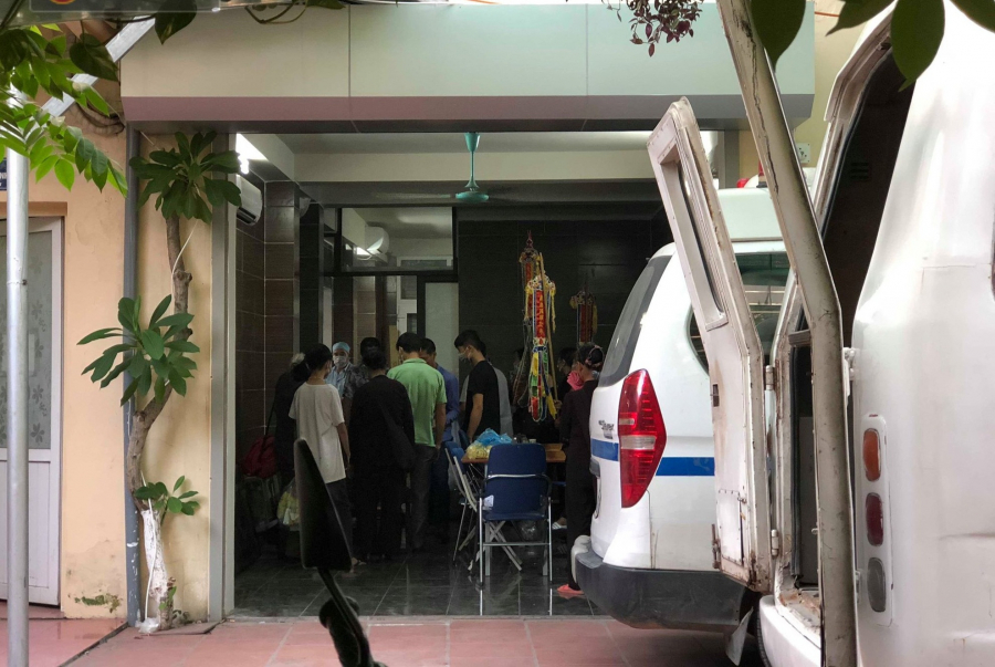 Chiếc xe cứu thương đưa thi thể anh chị về quê nhà    
