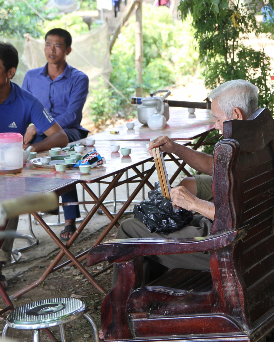 Người thân đau xót nhìn mặt 2 vợ chồng anh Tính chị Lành lần cuối.    