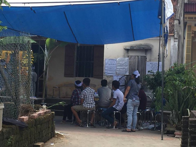 Người thân tổ chức tang lễ cho các nạn nhân.    